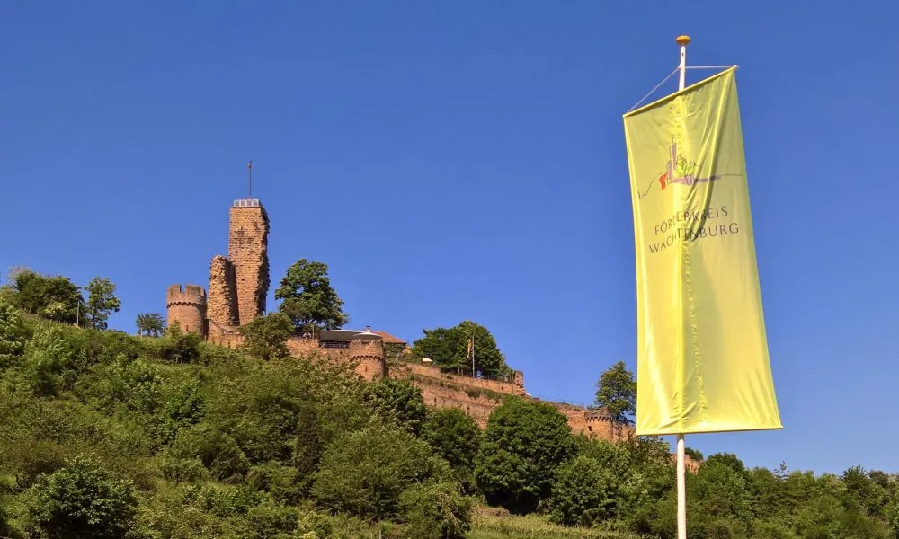 Förderkreis-Fahne auf der Wachtenburg